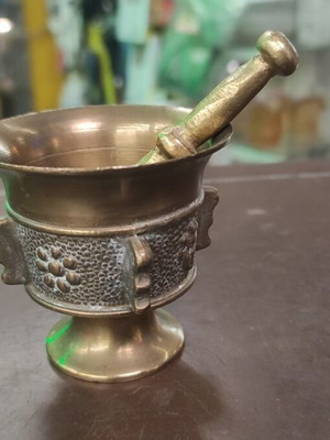 Vintage mortar and pestle in like new condition, bronze