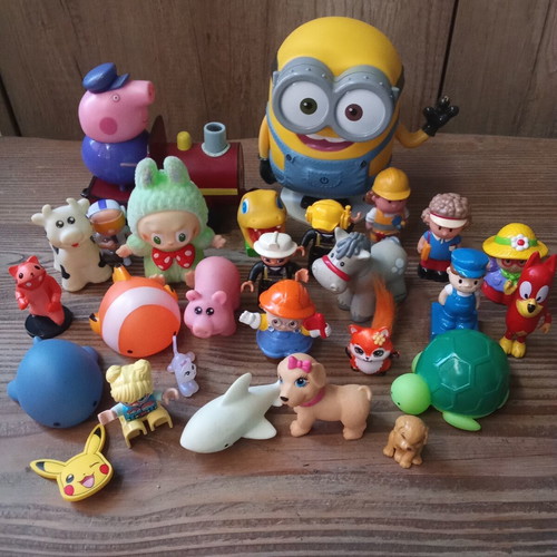 27 plastic figures set
