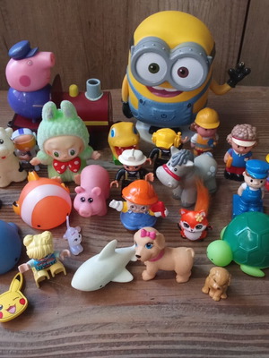 27 plastic figures set