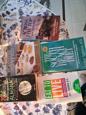 Package of books like new in English with cooking, dieting and Almanac 2006