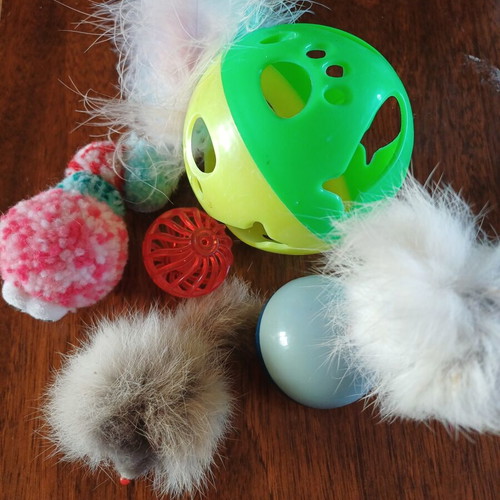 Cat toy set like new with mouse, 3 balls, and scratching post