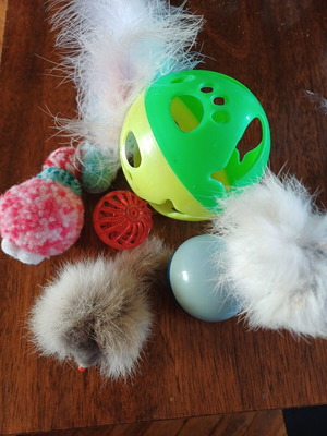 Cat toy set like new with mouse, 3 balls, and scratching post