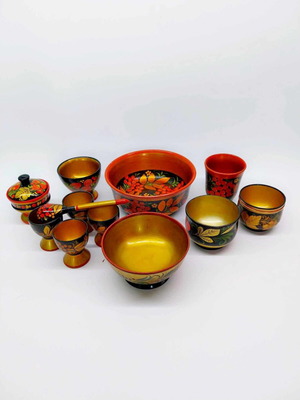 Стари съдове от СССР ръчно рисувани в традиционен руски Хохлома стил като нови