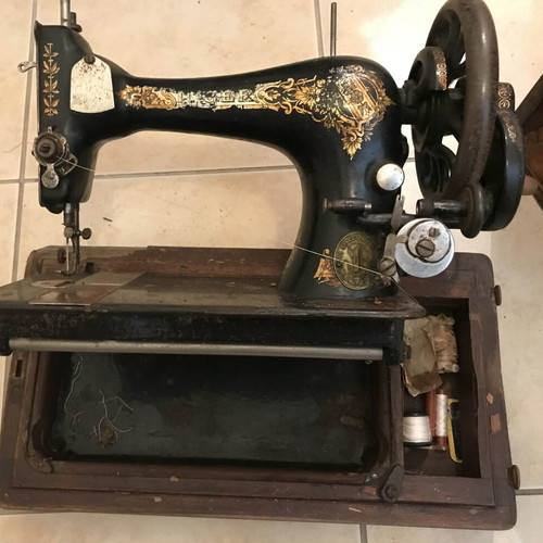 Singer manual sewing machine used, collectible antique 1902 with case