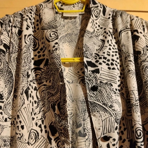 Shirt with elastic waist and shoulder pads like new, black-white size M