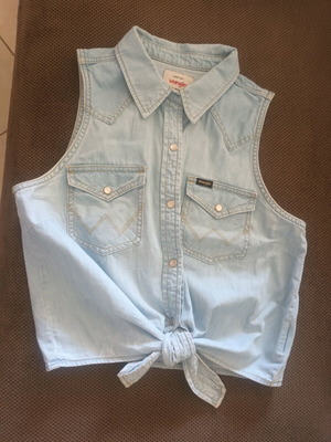 Wrangler women's jean top like new, size M