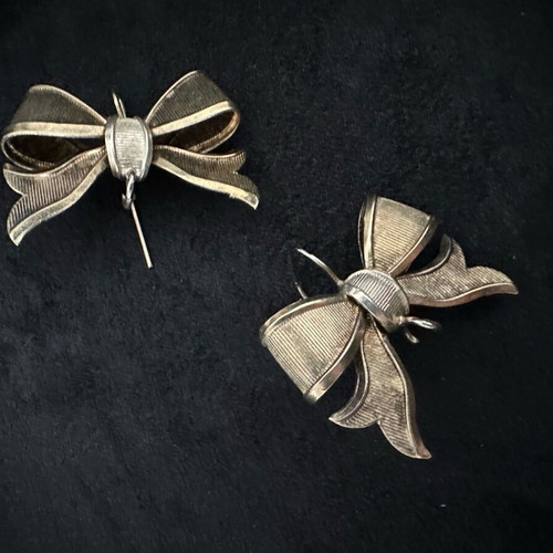 Earrings used large bow-shaped