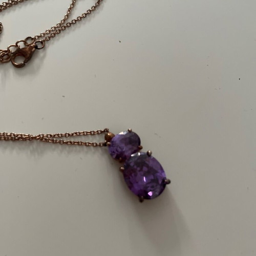 Women's necklace like new, purple
