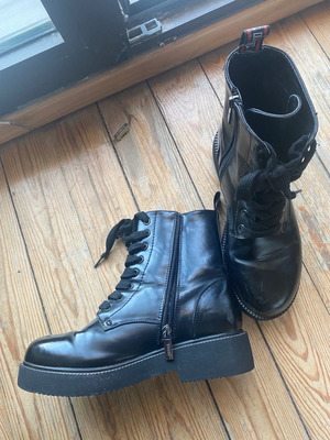 Γυαλιστερά δερμάτινα αρβυλάκια