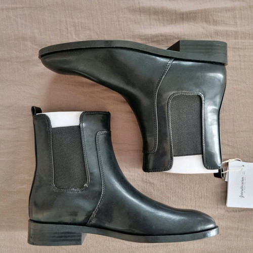 Stradivarius black Chelsea boots new with tags, size 38