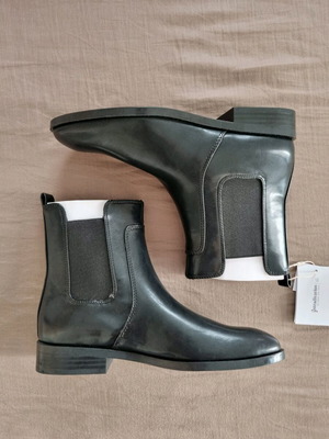 Stradivarius black Chelsea boots new with tags, size 38
