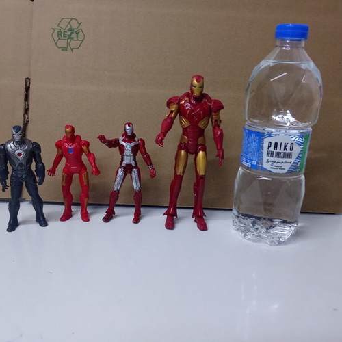 Iron Man figure set of 4, various sizes and suits