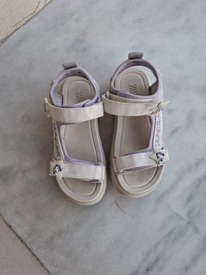 Zara K Pop Demon Hunters girls sandals like new, size 33, white and grey
