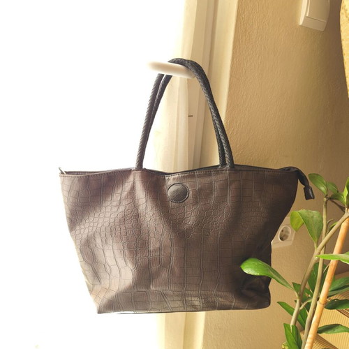 Brown handbag used, faux leather with damages near zipper