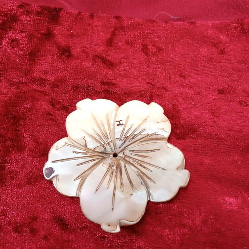 Carved coffee-yellow mother-of-pearl element with hole hibiscus shape