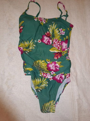 Floral women's one-piece swimsuit like new, size M with cups