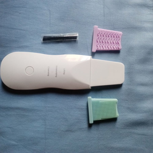 Ultrasonic facial cleansing and tightening device with spatula