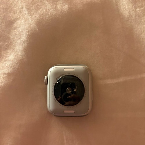 Apple Watch SE 2022 used with minor back crack