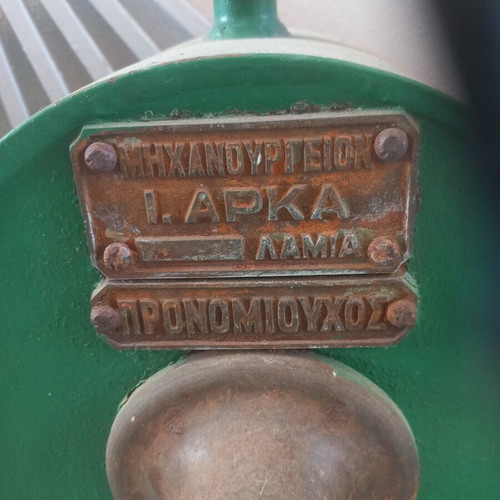 Manual industrial pump used, cast iron, green color, 40 kg
