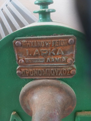 Manual industrial pump used, cast iron, green color, 40 kg