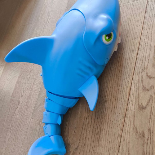 Mega Chomp remote control shark by Giochi Preziosi