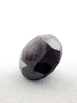 Φυσικός μαύρος διαμάντι 0.80ct στρογγυλή κοπή μεταχειρισμένο, βαθύ αδιαφανές χρώμα