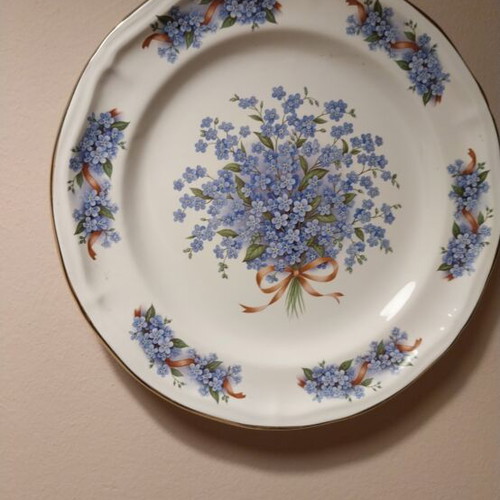 Collectible decorative plate with vintage design
