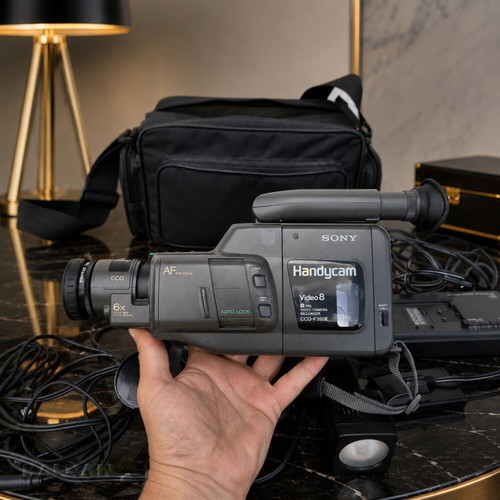 Sony Handycam CCD-F350E video camera like new with accessories