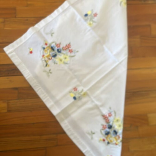 Square embroidered tablecloth 73x73 cm