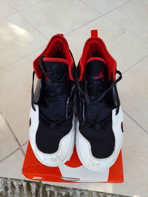 Nike Jordan 23 basketball shoes like new, size 42, black-red