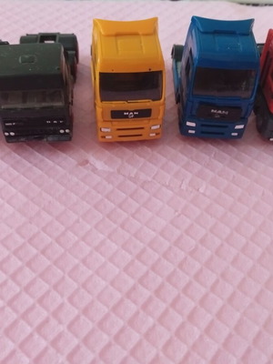 HO scale tractors for trailers and wagon loading, set