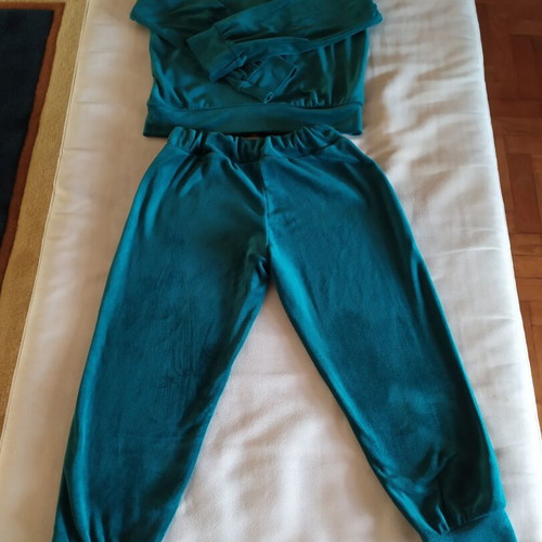 Velour tracksuit set for girls age 6-7, green