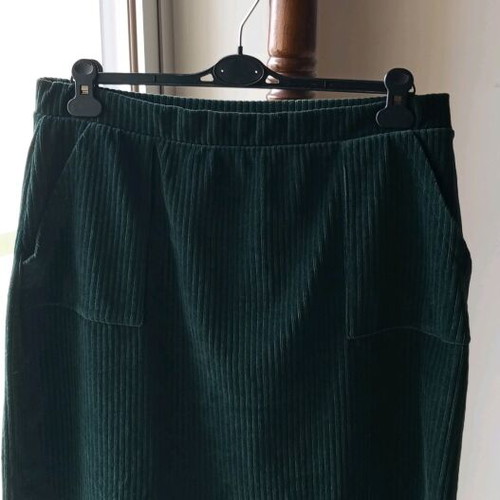 Women’s mini skirt style boho size L like new, cypress color