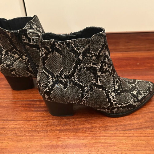 Snail print ankle boots like new, in grey and black