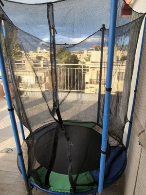 Τραμπολίνο μεταχειρισμένο διαμέτρου 1,40 μ. με δίχτυ ύψους 2 μέτρων
