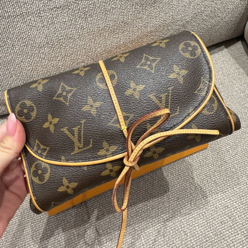 Louis Vuitton Monogram Jewelry Roll travel case like new, brown