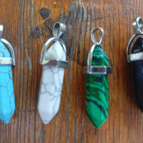 Crystal pendant set unisex like new, multicolor