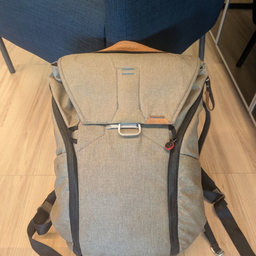 Peak Design Everyday Backpack 20L ash used with leather elements