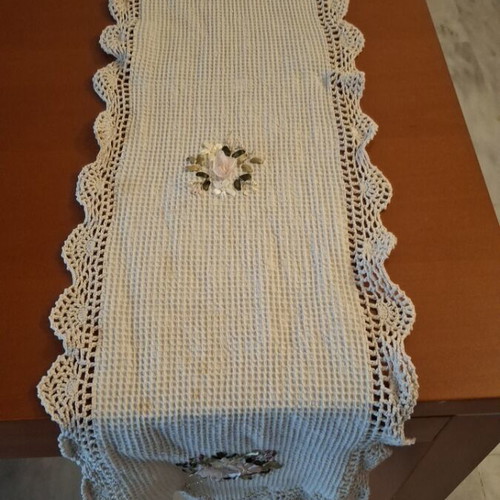 Table runner used, elongated