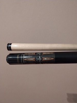 Elite 2000 Pool Cue with Case like new, 1.47m split