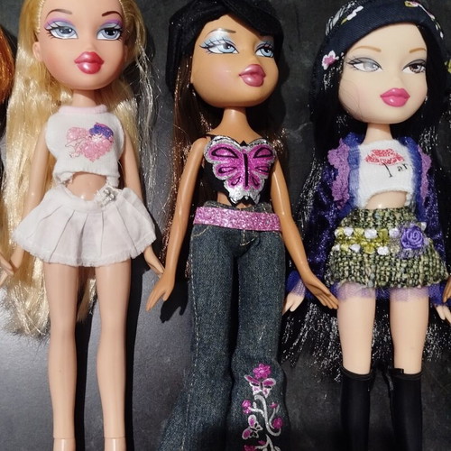 Bratz dolls used, set of 7 with minor defect
