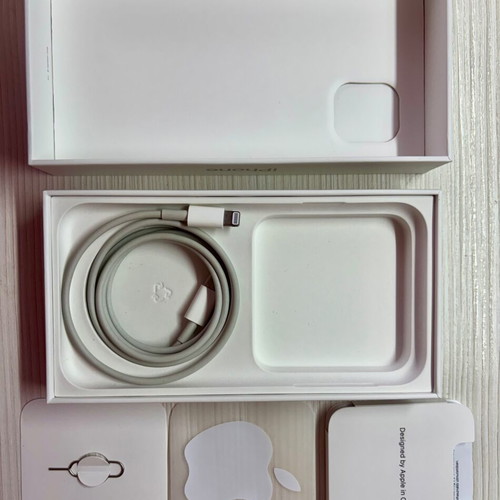 iPhone 11 used with 3 free cases, white, 64GB, Dual SIM