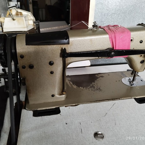 Sewing machine and three-thread overlocker used, with tables