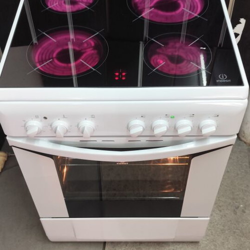 Indesit Ceramic Stove like new, fully functional