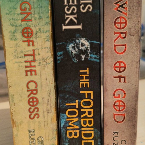 Chris Kuzneski book set like new, 3 novels in English