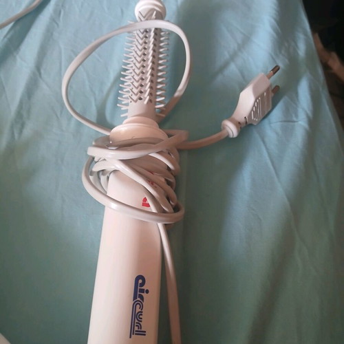 Electric hair brushes like new, set of 2, one regular and one round