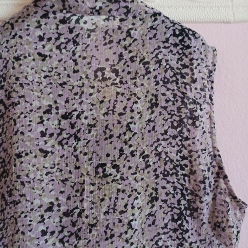 Women's Printed Shirt medium size like new, front tie