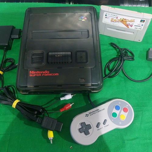 Super Nintendo Famicom (Japanese) like new with all cables and original controller