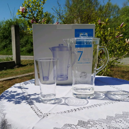 Drinkware set with plastic pitcher and 6 large water glasses new