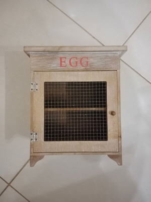 Wooden egg storage box used, holds 6 eggs
